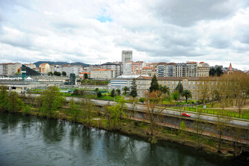 Vista panorámica de Ourense desde Ponte Vella, Galicia, España