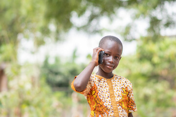 Obraz premium african child making a phone call