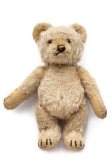 niedlicher Teddybär, Kinder Spielzeug, sehr alt und abgenutzt, gebraucht. Auf weißem Hintergrund, liegend
