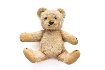 niedlicher Teddybär aus der Kindheit. Kinderspielzeug, sehr alt und abgenutzt, gebraucht. Auf...