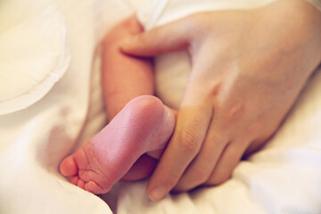 Obraz na płótnie Canvas Feet of a newborn baby