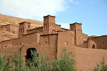 Fototapeta na wymiar MOROCCO - AIT BEN HADDOU, Fortified village, ancient architecture of southern Morocco, made up of a group of buildings built in 1600 with organic materials, including a rich red mud.