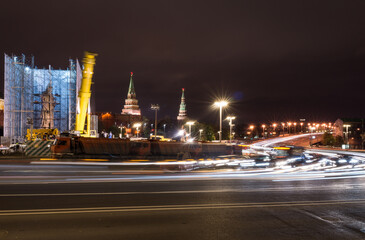 Fototapeta na wymiar October 17, 2016, Moscow, Russia. Installation of a statue to Prince Vladimir on Borovitskaya Square in Moscow. Long exposure shooting.