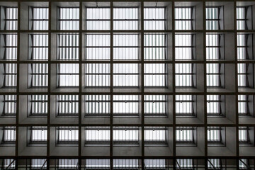 Kassettendecke mit verstellbaren Jalousien 