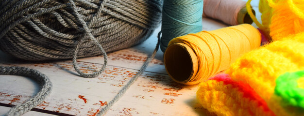 
Creations, crochet crafts. Rustic table with wool and coil of thick threads. Materials.