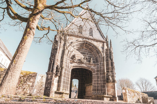 Porche gothique du cimeti&egrave;re de l&rsquo;Abbaye de Daoulas, Finist&egrave;re, Bretagne