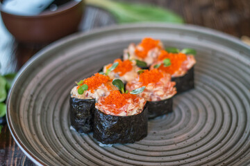 sushi
 3 гункана с лососем спайс, 3 гункана с угрем спайс.