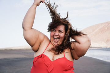 Curvy overweight woman smiling with beach on background - Happy curvy people concept - Focus on face