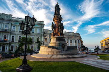 Obraz premium old city landscape with monument old buildings and seaside and clouds in daylight 