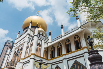 Fototapeta na wymiar street view of singapore with Masjid Sultan