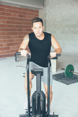 Fit man doing calorie assault routine at gym