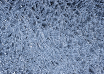 Frostiger Hintergrund mit gefrorenen Eiskristallen von oben.