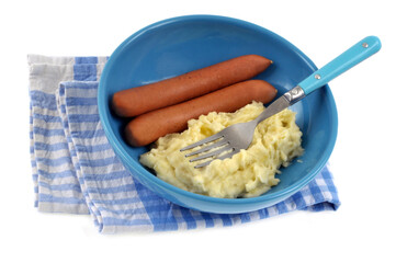 Saucisses de Francfort avec de la purée de pommes de terre servies dan sune assiette en gros plan sur fond blanc