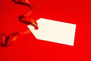 Discount label, white with a red ribbon on an emerald green background.