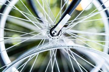 Nahaufnahme eines Fahrradvorderrades, Speichen, Rad, Räder, Schnellspanner, Schnellverschluss,...