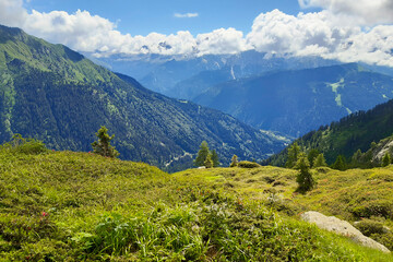Fototapeta na wymiar Bellissimo panorama delle montagne dal sentiero che porta al rifugio segantini nella val Nambrone in Trentino, viaggi e paesaggi in Italia