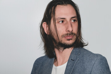 Portrait Mann mit langen Haaren