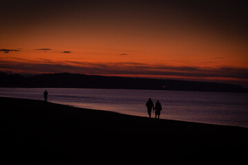Fototapeta na wymiar Spaziergang im Sonnenuntergang 