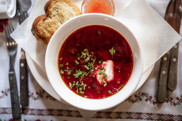 Una zuppa tipica del Est Europa su un tavolo imbandito