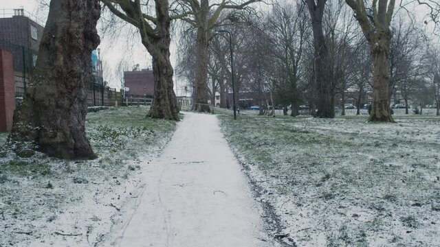 Snowy quiet parc in east london tilit up shot on Bmpcc 4k