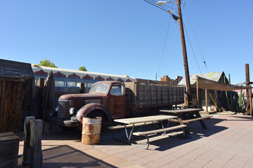 Naklejka premium Joshua Tree, USA 10-08-2018 backyard of a cafe with an old vintage truck