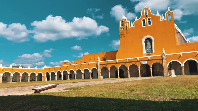 Timelapse inside the amazing convent of Izamal in southern Mexico