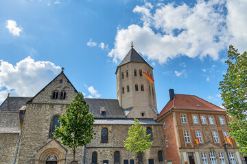 Gaukirche St. Ulrich und Bürgerhaus am Marktplatz in Paderborn, Nordrhein-Westfalen