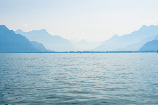 lac l&eacute;man et les Alpes