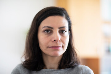 Frau mittelalt mit offenen langen Haaren Portrait