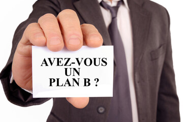 Homme tenant une carte sur laquelle est &eacute;crit avez-vous un plan B