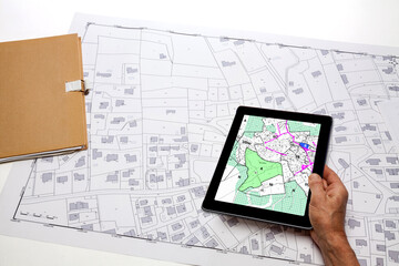 Urbanisme et Aménagement du territoire - tablette numérique affichant une carte de projet...