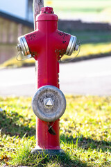 Roter Hydrant für Feuerwehr Löschwasser