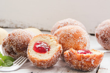 Krapfen Berliner Schmalzgebäck Pfannkuchen Omas Rezept hausgemacht mit Marmelade gefüllt