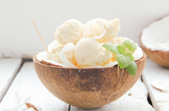 Kokos Eiscreme Kokosmilcheis Kokoseis Vegan Ketogen Diät Low Carb Dessert Kugeleis Eisbecher