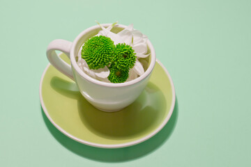 Taza rellena de pétalos y pequeñas flores