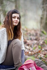 Jeune femme portrait nature forêt - sourire randonnée marche trek promenade balade