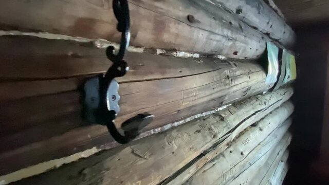 Crochets sur un mur de chalet en bois rond