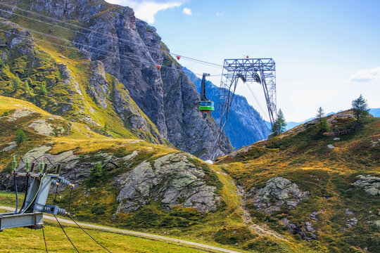 Blick ins Bavonatal und Seilbahn Robiei, Tessin in der Schweiz - view in the Bavona Valley and Cable car, Ticino in Switzerland