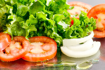 Green salad with lettuce and tomatoes