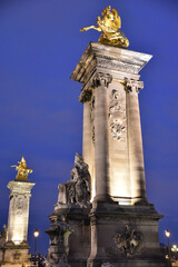 Fototapeta na wymiar Colonnes du pont Alexandre III à Paris, France