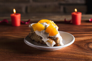 Rebanada de pastel con mango