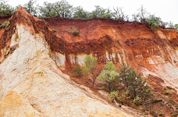 Le Colorado Provençal Ockerfelsen in Roussillon