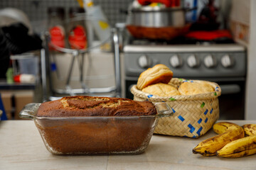 Repostería en casa. Panque y bísquets recién horneados colocados sobre la barra de una cocina...