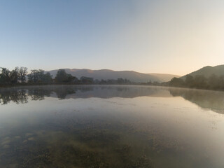 amanecer sobre lago