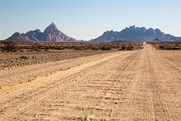 Paisaje con carretera en Namibia, África.