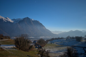 Wunderschöne Berglandschaft zur Winterzeit in Wartau im Sankt Galler Rheintal in der Schweiz...