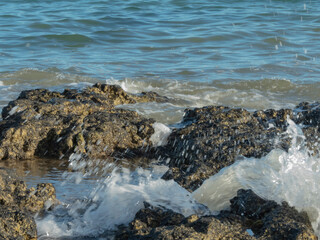 Piedras a la vista en la bajada del mar
