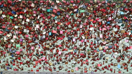 love lock couple promise bridge
