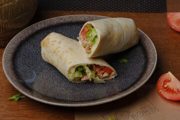 roll with chicken and vegetables