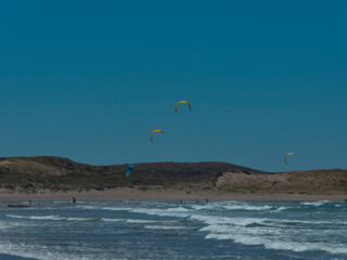 Kitesurf en la costa de las playas doradas, Sierra Grande, Rio Negro